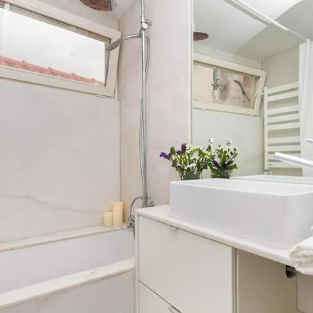 • Downtown • 3 Bedrooms • Balcony Lisbon