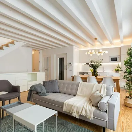 • Downtown • 3 Bedrooms • Balcony شقة Lisboa