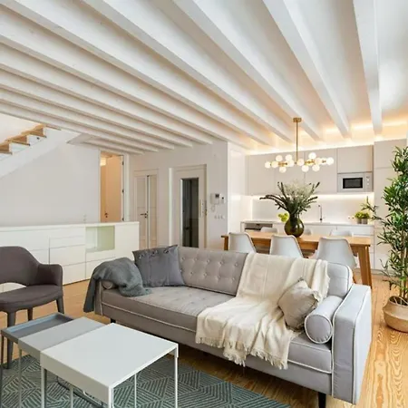 • Downtown • 3 Bedrooms • Balcony Apartman *