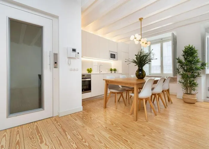 아파트 • Downtown • 3 Bedrooms • Balcony *