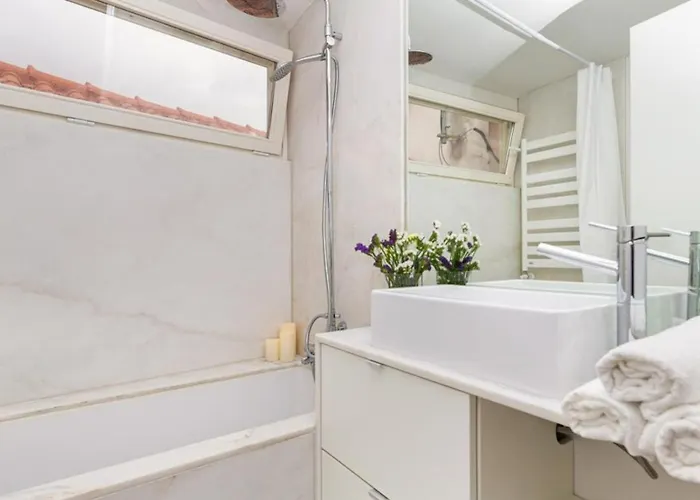 • Downtown • 3 Bedrooms • Balcony 리스본